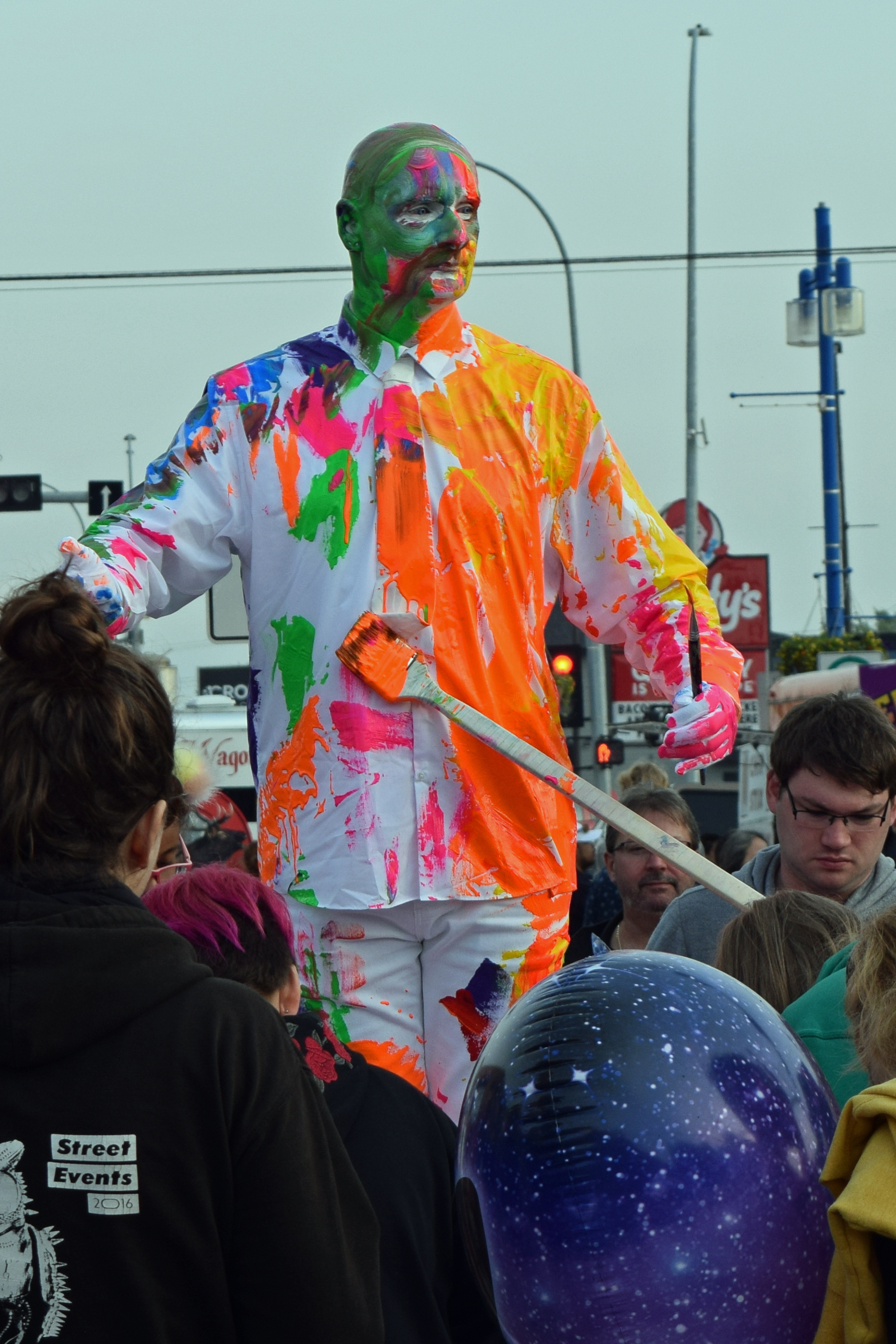 A street performer body painting